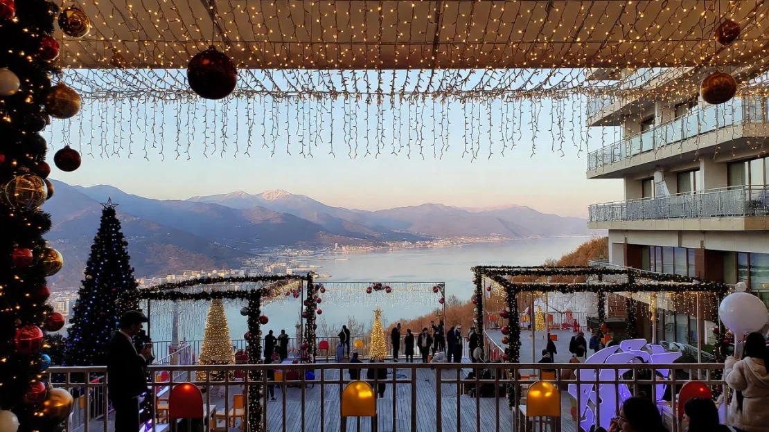 Празднование нового года в Сочи 2026: горы, море и новогодняя атмосфера